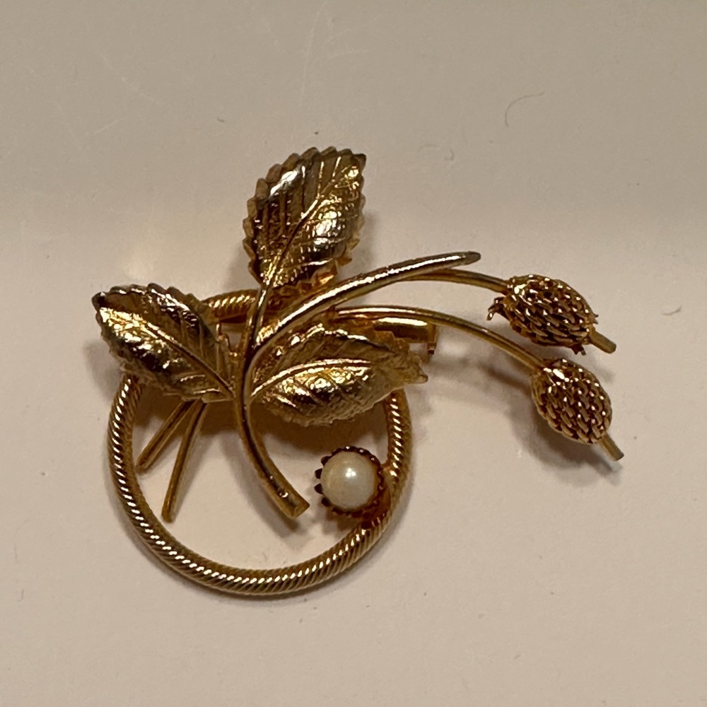 VINTAGE GOLD TONE BROOCH